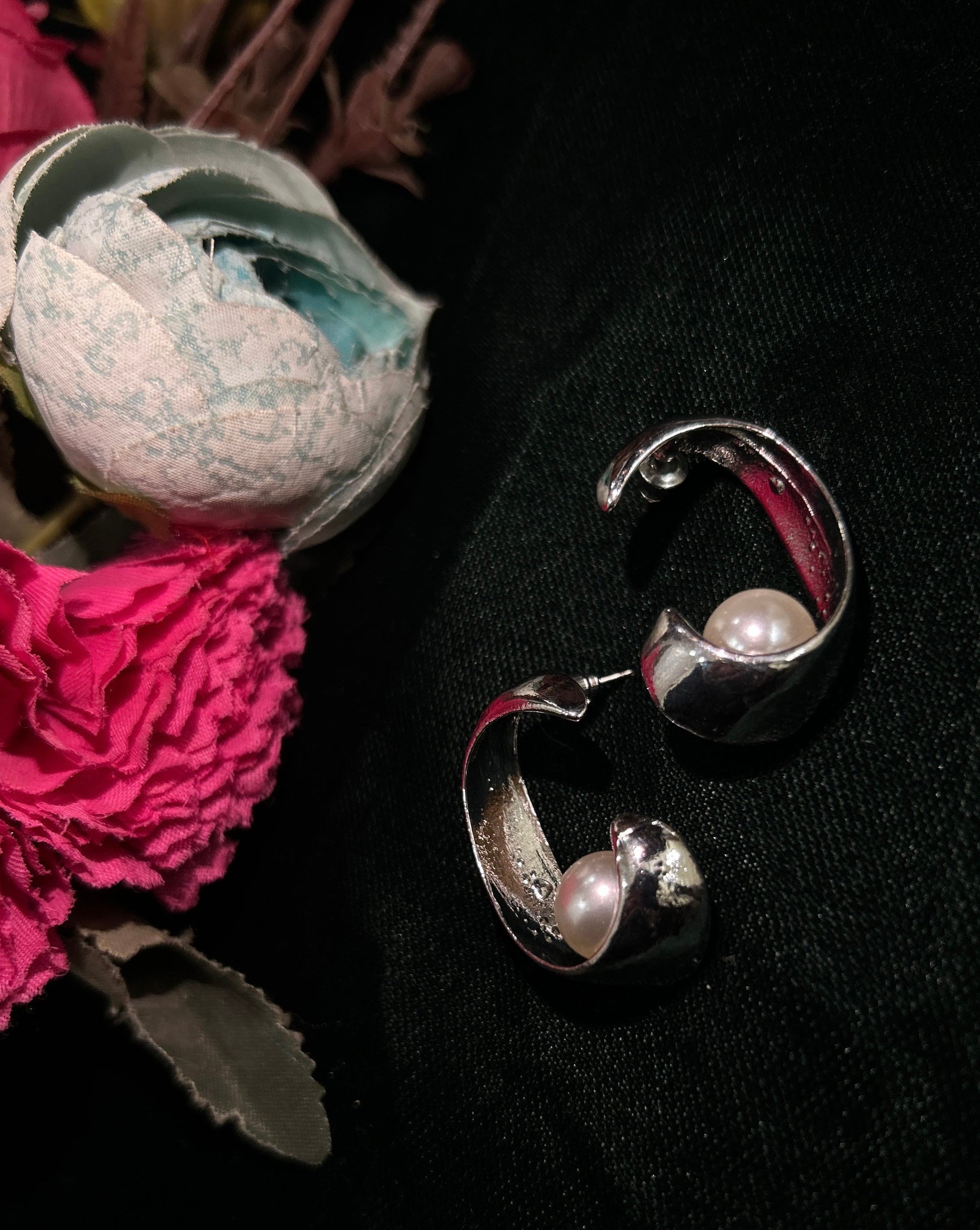 Korean silver Pearl Embrace Earrings