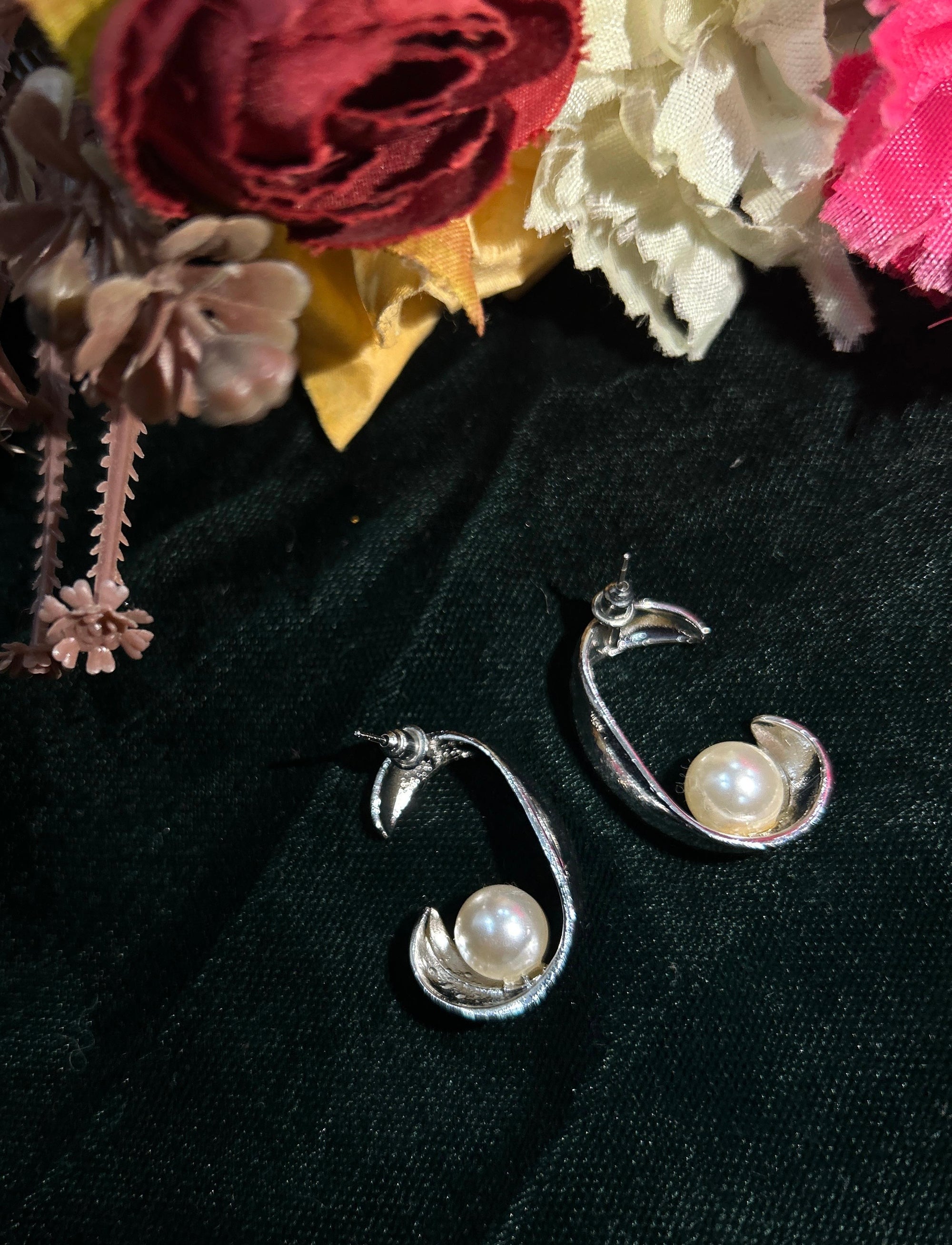 Korean silver Pearl Embrace Earrings