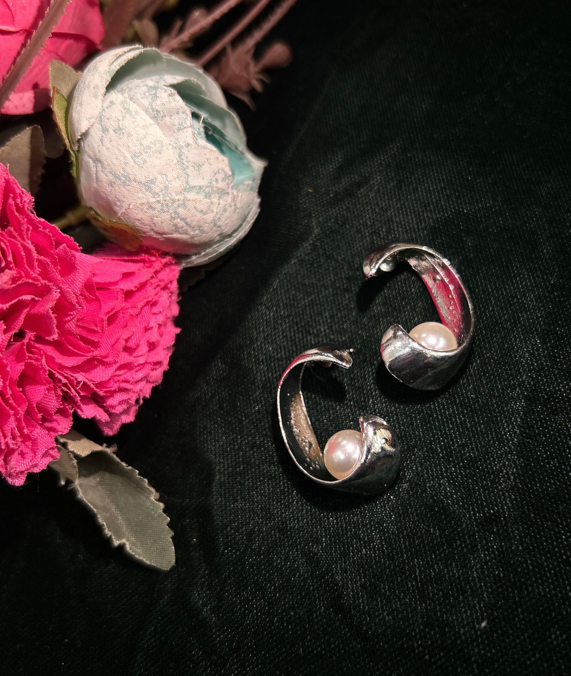 Korean silver Pearl Embrace Earrings